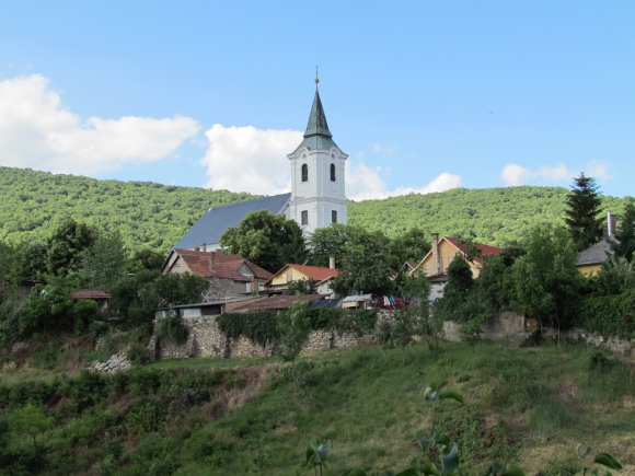 A hegyen az egytornyú református templom (Fotó: Mentusz Károly)