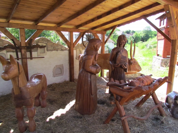 Fedett istállóban a kis Jézus a szüleivel (Fotó: Mentusz Károly)