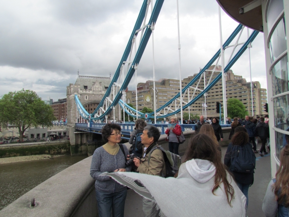 Sok külföldi látogatja a hidat (Fotó: Mentusz Károly)