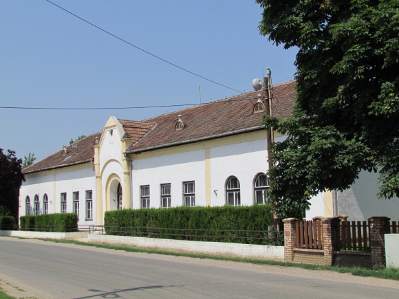 Az 1926-ban épített régi iskolaépület, ma könyvtár (Fotó: Mentusz Károly)