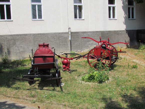 Egykor használt tűzoltó kocsik a régi iskola kertjében (Fotó: Mentusz Károly)