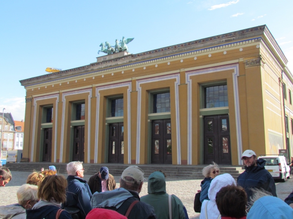 Turisták a Thorvald Múzeumnál (Fotó: Mentusz Károly)
