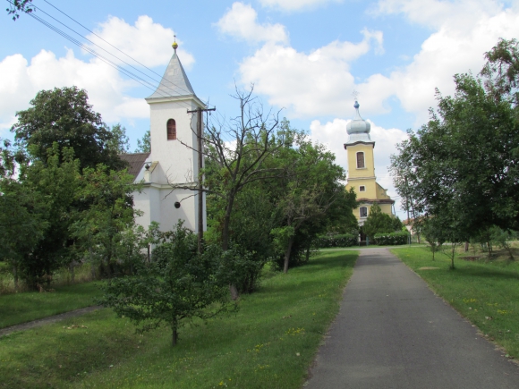 A felújított refromátus és a barokk katolikus templom a falu központjában (Fotó: Mentusz Károily)