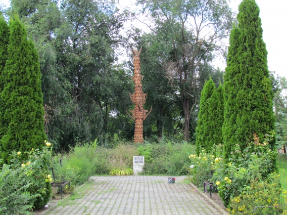 Az Életfa szobor az emlékparkban (Fotó: Mentusz Károly)