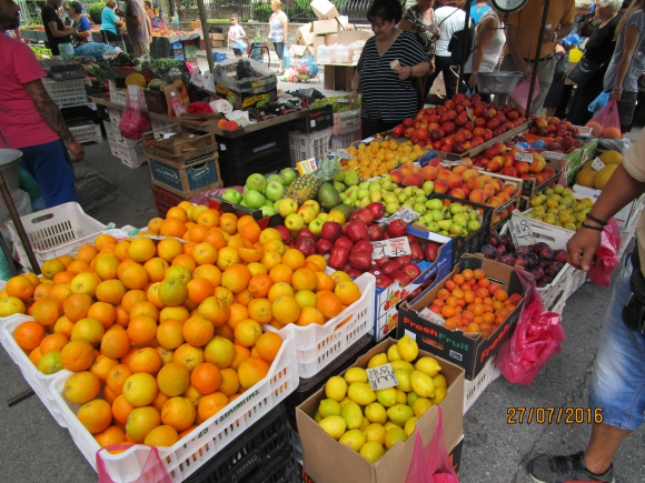 A gyümölcspiac egyik standja (Fotó: Mentusz Károly)
