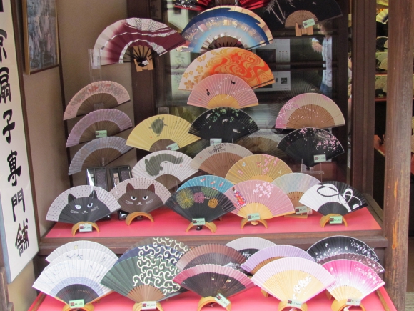 Jellegeztes japán ajándékok a színes legyezők (Fotó: Mentusz Károly)