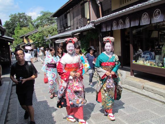 Kimonóba öltözött högyek Kiotóban (Fotó: Mentusz Károly)