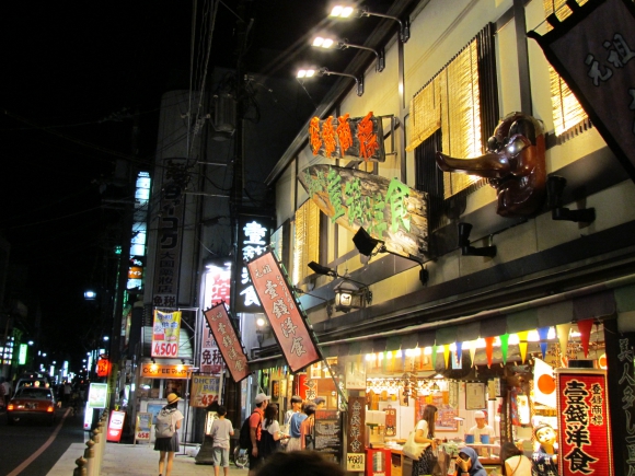 Kiotó főutcája esti fényben (Fotó: Mentusz Károly)