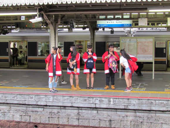 Várakozó turisták a kiotói vasúti pályaudvaron (Fotó: Mentusz Károly)