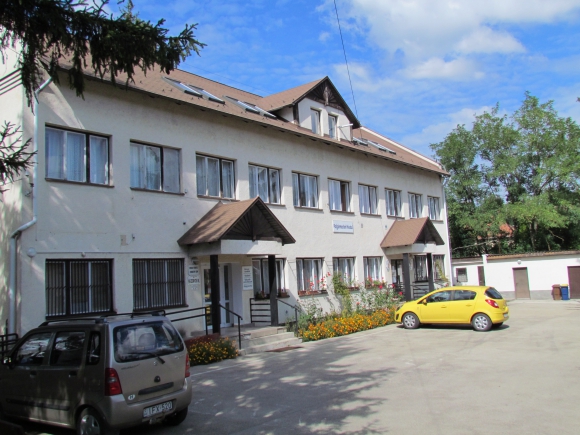 A vanyarci községháza, melynek a tetőterében szálláshelyek várják a vendégeket (Fotó: Mentusz Károly)