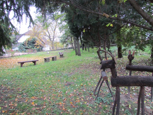 Pihenőpark a barokk templom mellett (Fotó: Mentusz Károly)