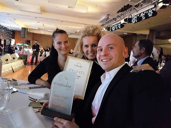 Az egyik kategóriagyőztes, a miskolctapolcai Avalon Resort & Spa csapata a díjátadón