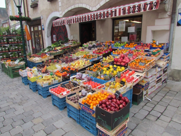 A gyümölcskereskedők gazdag kínálata (Fotó: Mentusz Károly)