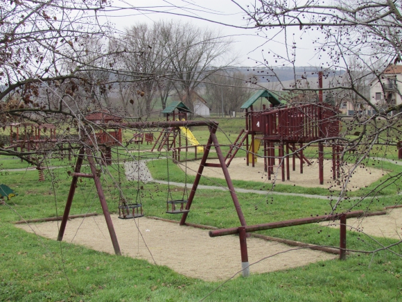 Modern játszóteret is építettek a gyerekeknek (Fotó: Mentusz Károly)