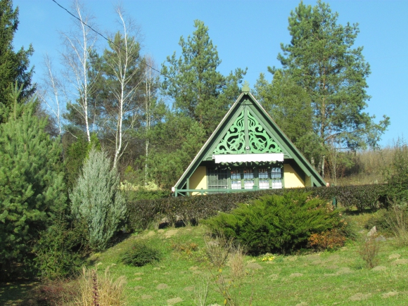 Hétvégi ház a tó partján, zöld környezetben (Fotó: Mentusz Károly)