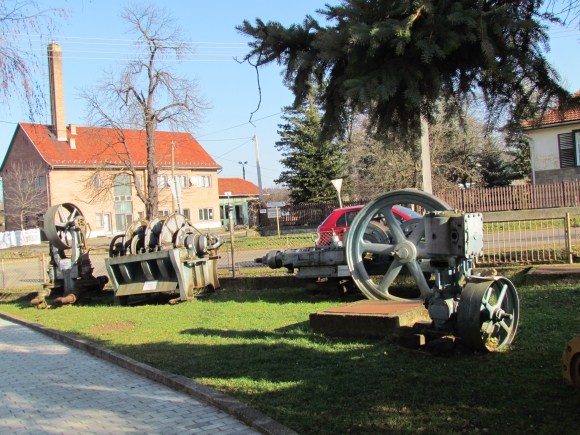 Régi bányagépek a múzeum udvarán (Fotó: Mentusz Károly)