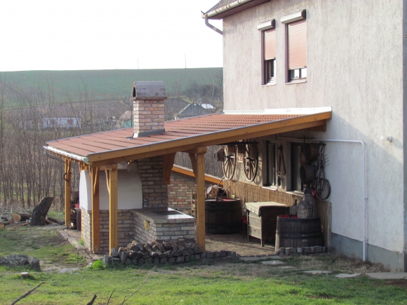 A készülő vendégház udvarán  szabadtéri kemence is épült (Fotó: Mentusz Káröly