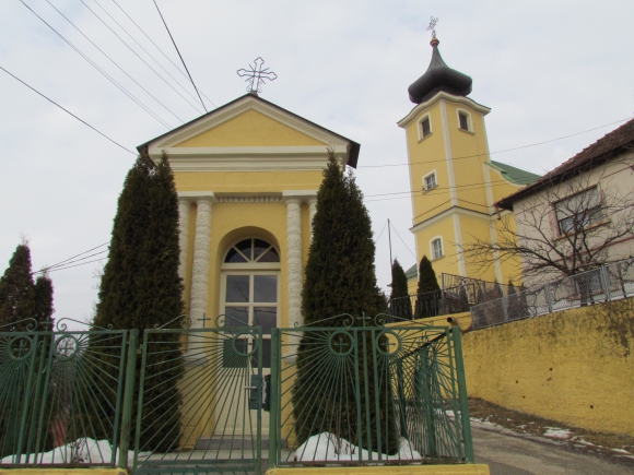 A Szent György katolikus templom és mellette a kápolna (Fotó: Mentusz Károly)