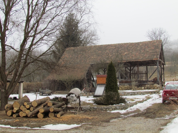 Egy keresztcsűrös udvar a faluban (Fotó: Mentusz Károly)