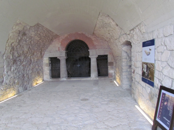 A kazamata felújított bejárata (Fotó: Mentusz Károly)