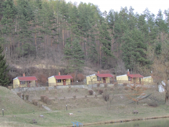 Vendégházak a tó közelében (Fotó: Mentusz Károly)