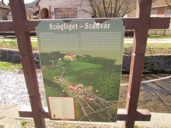 Szögliget és Szádvár turistatérképe a falu közepén (Fotó: Mentusz Károly)