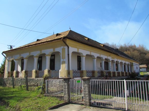 A faluban fennmaradt egyetlen olyan parasztház, amely a népi építészet jegyeit hordozza (Fotó: Mentusz Károly)