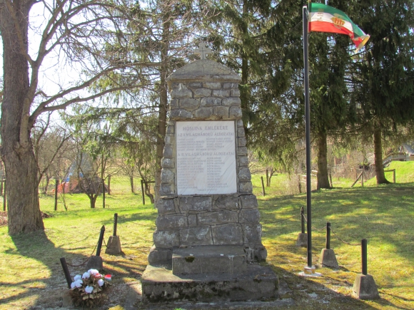 A Hősök emlékműve Lénárddarócon (Fotó: Mentusz Károly)