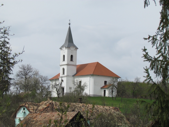 A dombon épült műemlék református templom (Fotó: Mentusz Károly)