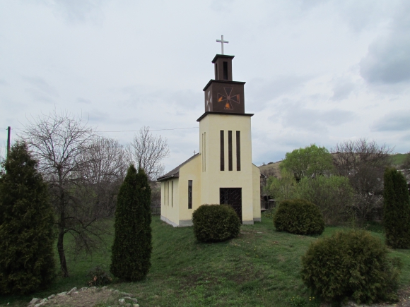 Parkban találni a katolikus templomot (Fotó: Mentusz Károly)