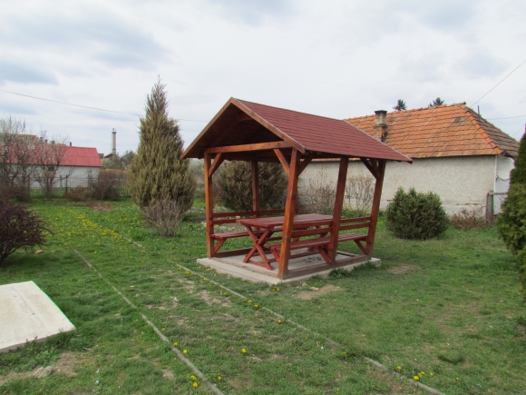 Pihenőhely gyalogos és kerékpáros turistáknak Zádorfalván (Fotó: Mentusz Károly)