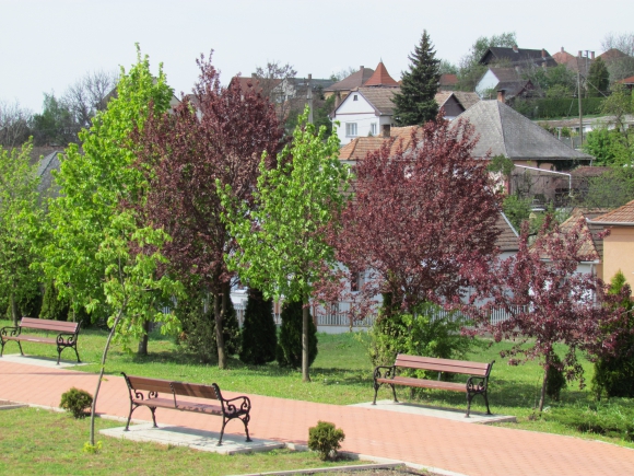 Díszpark a falu központjában (Fotó: Mentusz Károly)