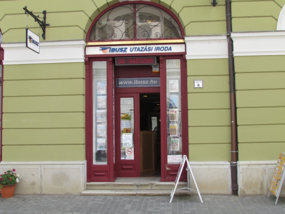 Az IBUSZ egri utazási irodája a belvárosban (Fotó Mentusz Károly)