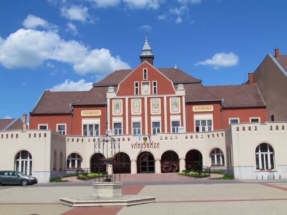 A felújított hatvani városháza / Fotó: Mentusz Károly)