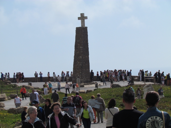 Az emlékmű Cabo da Rocan, sok érdeklődővel  (Fotó: Mentusz Károly)
