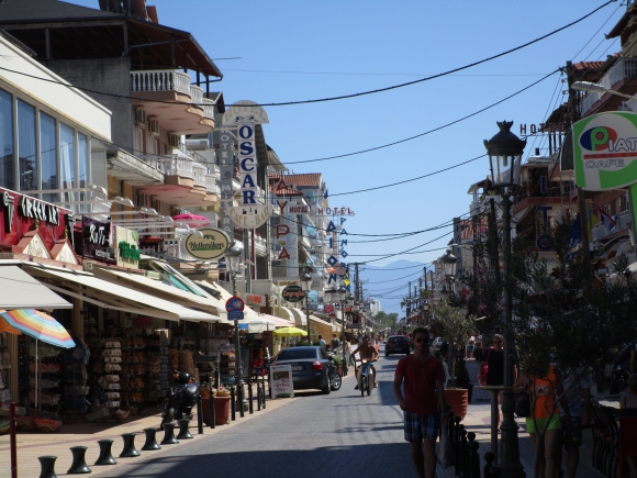 A népszerű sétáló utca hotelekkel és éttermekkel Paralia-Kateriniben (Fotó: Mentusz Károly)