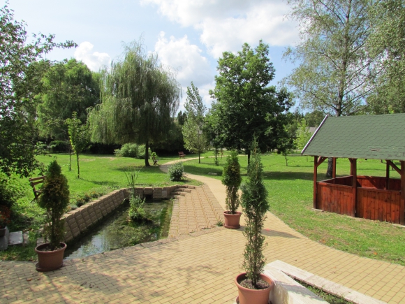 Hangulatos parkban pihenhetnek, a falu centrumában (Fotó: Mentusz Károly)