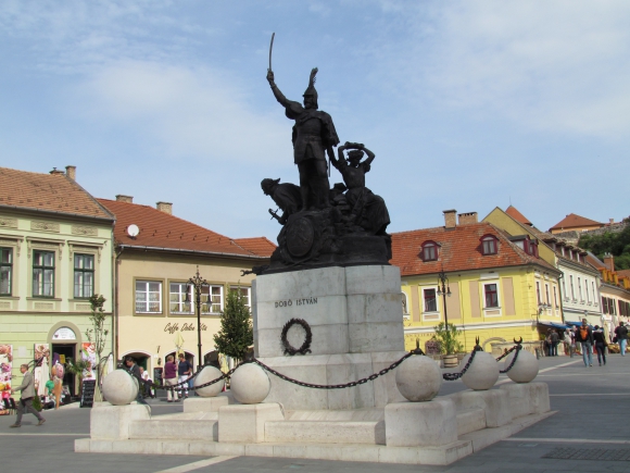 Eger egyik jelképe a 110 éves Dobó István szobor a főtéren (Fotó:Mentusz Károly)