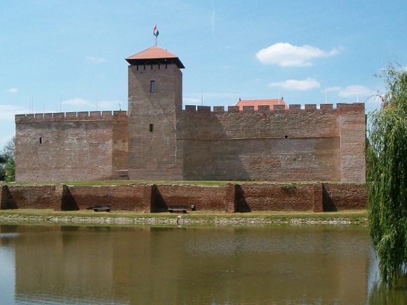 A Várfürdőt, az AquaPalotát valamint a várat és az Almásy-kastély Látogatóközpontot keresik fel a legtöbben / forrás: commons.wikimedia.org