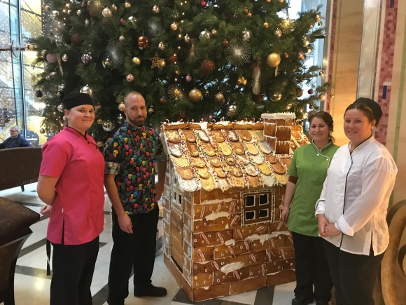 A mézeskalácsházat készítő cukrászcsapat Barka Áron chef vezetésével