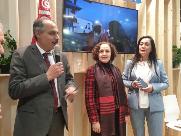 Középen a nagykövetasszony, balra a Tunéziai Idegenforgalmi Hivatal vezérigazgató-helyettese, jobbra a programot megnyitó Raja Ammar, a magyarországi tunéziai képviselet vezetője