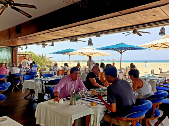 Újságíró csapatunk kísérőinkkel egy elképesztően jó, francia gasztronómiai vonalat képviselő tengerparti étteremben, a Barberousse Beach Club-ban