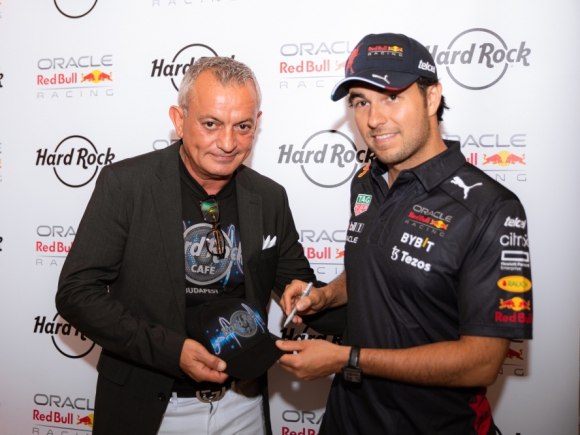 Checo Perez Forma-1-es pilóta és Anibal Fernandez, a Hard Rock Cafe franchise-üzemeltetési és fejlesztési alelnöke