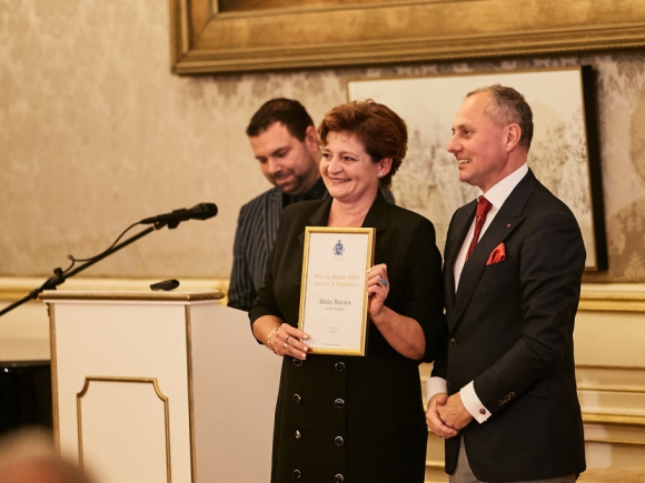 A Heritage & Experience különdíjat Nagy Andor, Magyarország bécsi nagykövete adta át a Gyulai Almásy-Kastély Látogatóközpontot képviselő  Dombi Ildikó ügyvezető igazgatónak 2019-ben