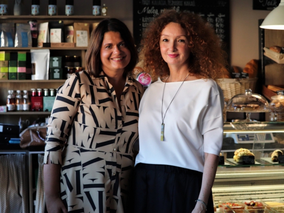 Dóri és Judit kávézójukban, ahol minden pont olyan, ahogy megálmodták / Fotó: Pintér Adrienn