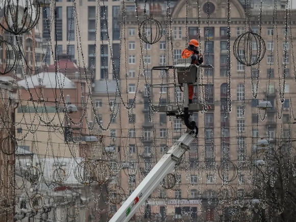 A tiltásról szóló híradásnak ellentmond a felvétel: már szerelik az ünnepi kivilágítást az ukrán fővárosban