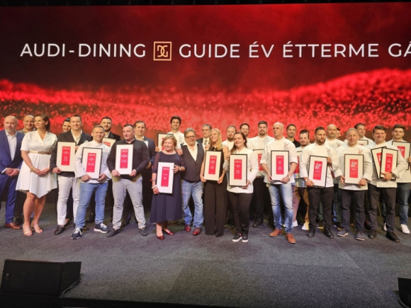 Az idei győztesek és a versenyt meghirdető platform képviselői a színpadon /Forrás: Dining Guide