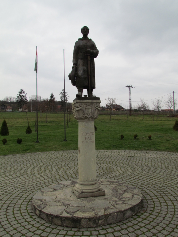 Tomori Pál hadvezér bronzszobra Tomoron (Fotó: Mentusz Károly)