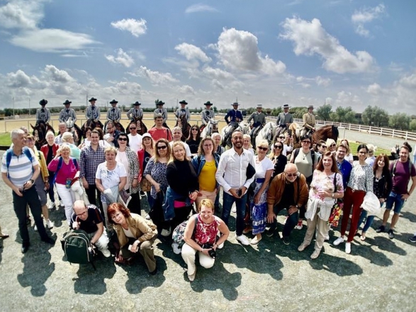 A sevillai MUISZ-közgyűlés résztvevői spanyol lovasok kíséretében / Fotó: Nagy Róbert