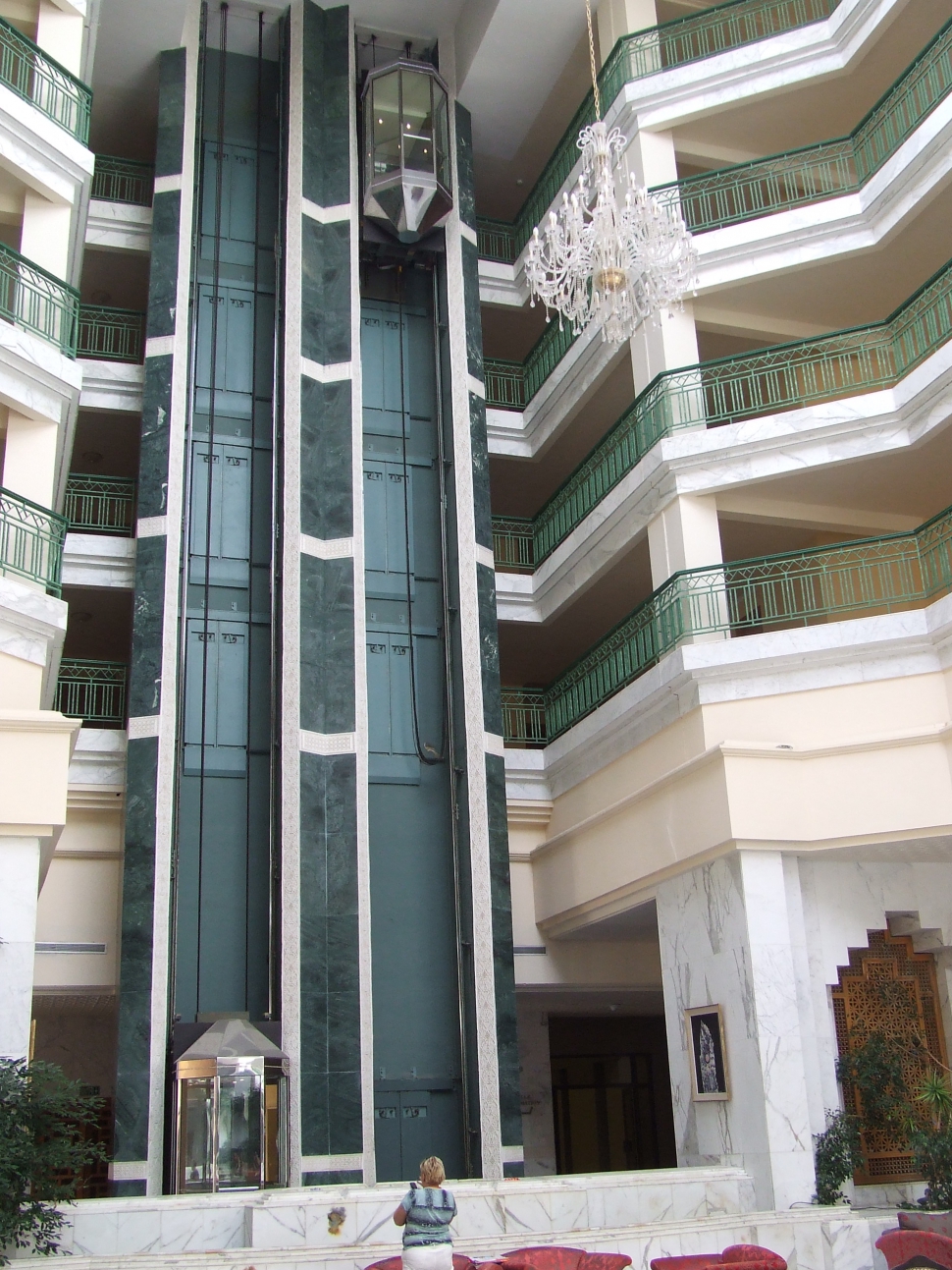 Panorámás belső liftek a Riu Imperial Marhaba hotelben